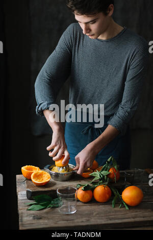 Junger Mann orange zusammendrücken. Stockfoto