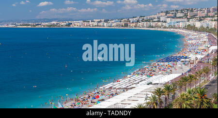 Panoramablick auf die Küstenlandschaft mit öffentlichen Strand entlang der Promenade des Anglais in Nizza. Französische Riviera, Frankreich Stockfoto