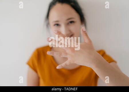 Junge Frau zeigt ihre hand Stockfoto