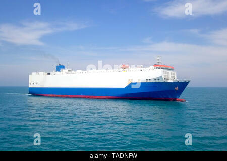 Luftbild eines großen RoRo (Roll on/off) Fahrzeug Transportschiff Kreuzfahrt im Mittelmeer Stockfoto