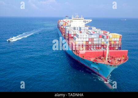 Luftaufnahmen von einem extrem großen Containerschiff (ULCV) Kreuzfahrt im Mittelmeer. Stockfoto