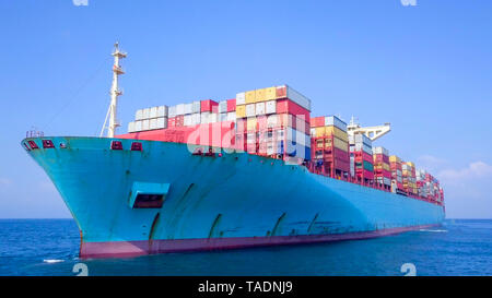 Luftaufnahmen von einem extrem großen Containerschiff (ULCV) Kreuzfahrt im Mittelmeer. Stockfoto