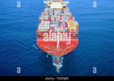 Luftaufnahmen von einem extrem großen Containerschiff (ULCV) Kreuzfahrt im Mittelmeer. Stockfoto