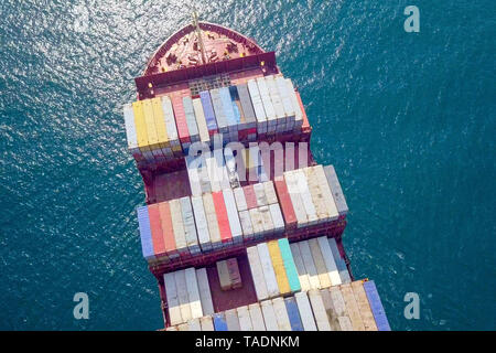 Luftaufnahmen von einem extrem großen Containerschiff (ULCV) Kreuzfahrt im Mittelmeer. Stockfoto