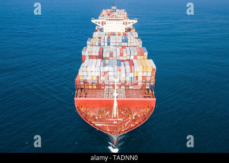 Luftaufnahmen von einem extrem großen Containerschiff (ULCV) Kreuzfahrt im Mittelmeer. Stockfoto