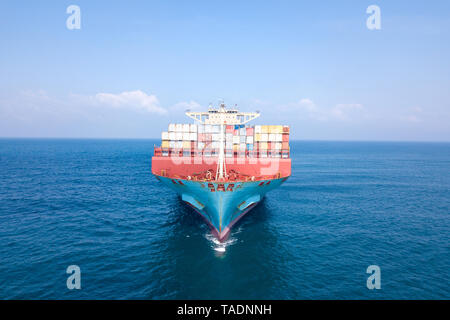 Luftaufnahmen von einem extrem großen Containerschiff (ULCV) Kreuzfahrt im Mittelmeer. Stockfoto