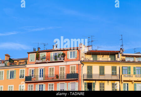 Fassaden der traditionellen alten Wohn häuser unter blauem Himmel. Französische Riviera, Nizza, Frankreich Stockfoto