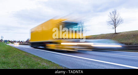 Deutschland, Badenwurttemberg, Lkw überholen Auto auf Bundesstraße Stockfoto