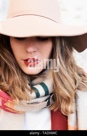Porträt einer stilvollen Frau trägt einen Schlapphut Stockfoto
