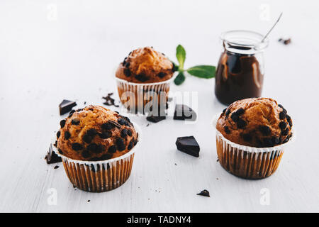 Home gebackene Muffins mit Schokoladenstückchen Stockfoto