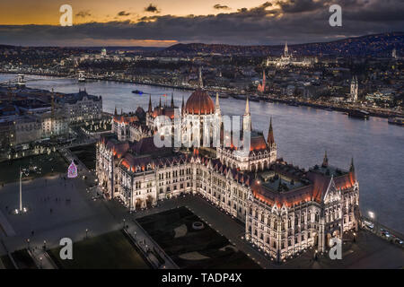 Budapest, Ungarn - Luftbild der wunderschön beleuchtete Parlament Ungarns in der Dämmerung mit Széchenyi Kettenbrücke, Fisherman's Bastion und andere Stockfoto