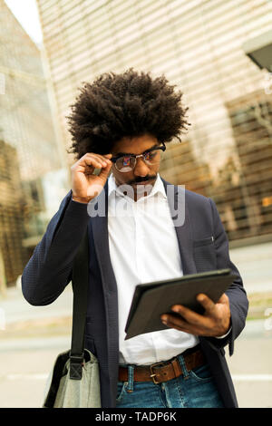 Spanien, Barcelona, Geschäftsmann, der in der Stadt mit Tablet Stockfoto