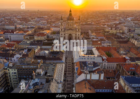 Budapest, Ungarn - Sonnenaufgang über Budapest auf eine Antenne drone Shot mit St. Stephans Basilika und Zrinyi Straße Stockfoto