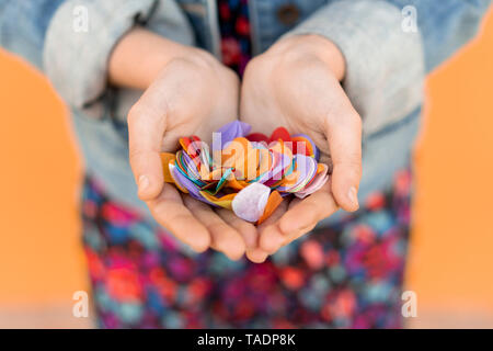 Die Hände der jungen Frau mit Konfetti, close-up Stockfoto