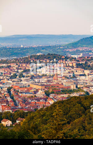 Deutschland, Baden-Württemberg, Stuttgart, Stadtbild mit Fernsehturm am Abend, Ansicht vom Birkenkopf Stockfoto