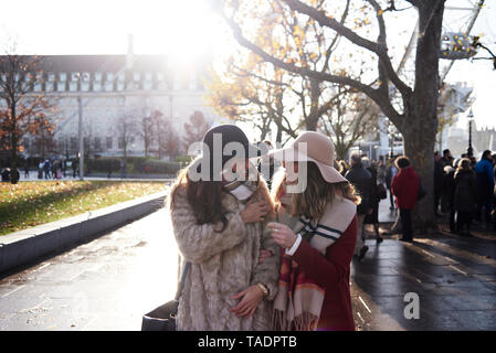 UK, London, zwei glückliche Frauen in der Stadt unterwegs. Stockfoto