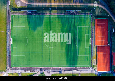 Leere Fußballplatz und Tennisplätzen, Ansicht von oben Stockfoto