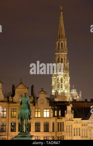 Belgien, Brüssel, Blick vom Mont des Arts, Rathaus und untere Stadt, Statue von Albert I. von Belgien in der Nacht Stockfoto