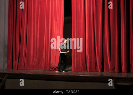 Barfuß Schauspieler mit Script auf der Bühne Stockfoto