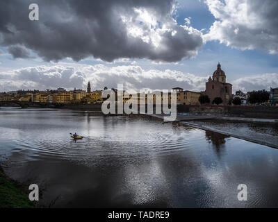 Italien, Toskana, Florenz, Arno, Chiesa di San Frediano in Cestello, Blick von der Ponte alla Carraia Stockfoto