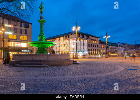 Schweden, Göteborg, Brunnen am Brunnsparken am Gustav Adolfs Torg bei Nacht Stockfoto