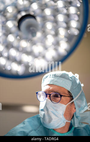 Portrait von Arzt Chirurg während des Betriebs Stockfoto