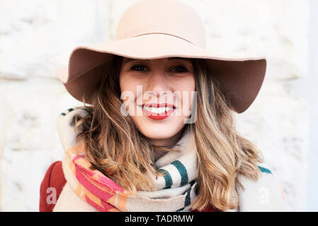 Porträt eines lächelnden stilvolle Frau trägt einen Schlapphut Stockfoto