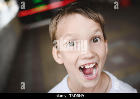 Portrait der aufgeregten Jungen schreien Stockfoto