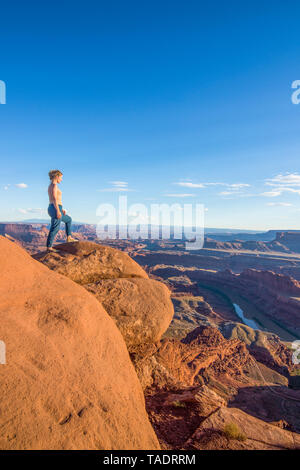 USA, Utah, Frau an einem Blicken über den canyonlands und den Colorado River vom Dead Horse State Park Stockfoto