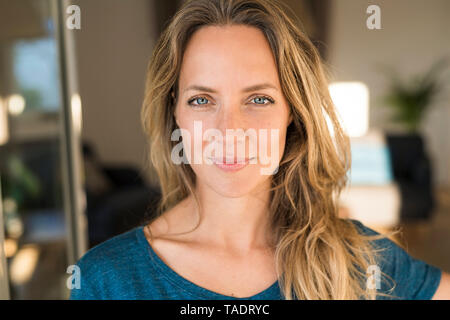 Portrait von lächelnden blonde Frau zu Hause Stockfoto