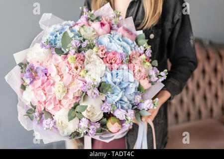 Schönen großen Blumenstrauß aus gemischten Blumen in der Frau die Hand. Blumen Shop Konzept. Schönes frisches Bukett. Blumen Lieferung Stockfoto