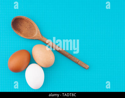 Eine Vielfalt von Eiern. Drei Huhn, Hühner Eier auf Türkis Küche. Verschiedene Farben: Weiß und Braun gesprenkelt. Stockfoto