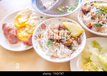 Geschmortes Schweinefleisch über Reis - Taiwan - berühmte traditionelle Street Food Delikatesse. Soja - geschmortes Schweinefleisch mit Reis. Travel Design Konzept. Top Anzeigen, Kopieren, Nahaufnahme Stockfoto