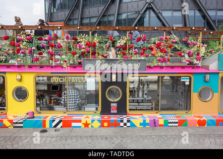 Sir Peter Blake's May Green Restaurant und Barge auf dem Grand Union Canal im Paddington Basin, Paddington, London, England, Großbritannien Stockfoto