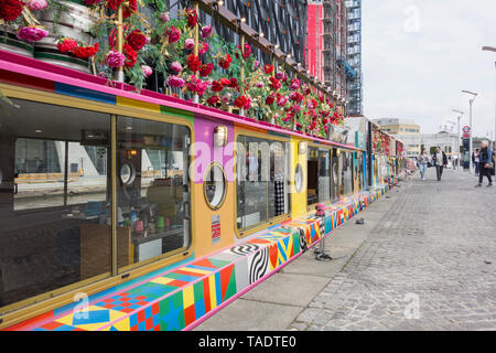 Sir Peter Blake's Mai grün Eatery und Schiff auf dem Grand Union Canal in Paddington Basin, Paddington, London, Großbritannien Stockfoto