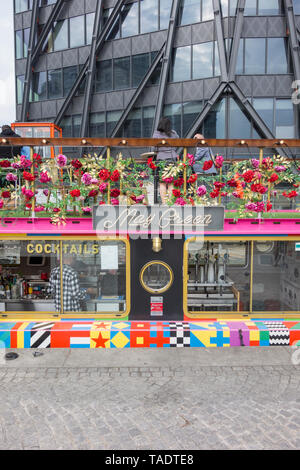 Sir Peter Blake's May Green Restaurant und Barge auf dem Grand Union Canal im Paddington Basin, Paddington, London, England, Großbritannien Stockfoto