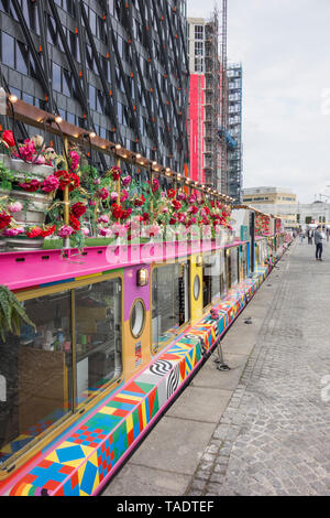 Sir Peter Blake's Mai grün Eatery und Schiff auf dem Grand Union Canal in Paddington Basin, Paddington, London, Großbritannien Stockfoto