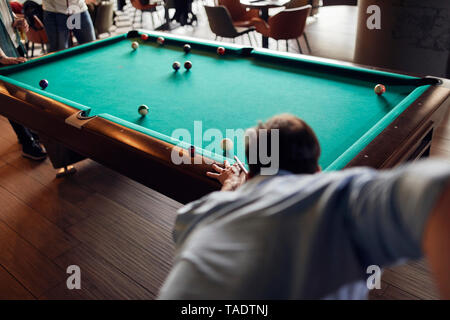 Mann, Billard spielen Stockfoto