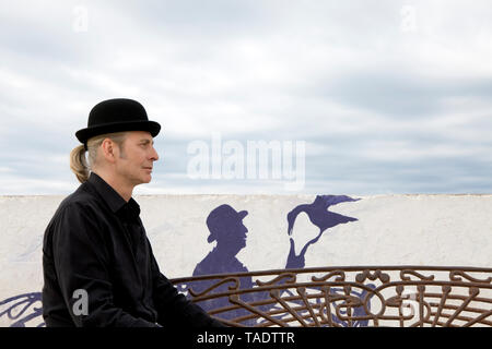 Marokko, Essaouira, Mann, eine Melone auf die Wand malen Stockfoto