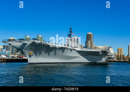 USA, Kalifornien, San Diego, Skyline von San Diego mit der USS Midway Flugzeugträger Stockfoto