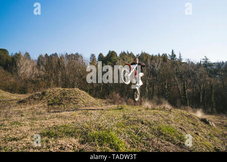 Senior Motocross Fahrer reiten im Stromkreis Stockfoto