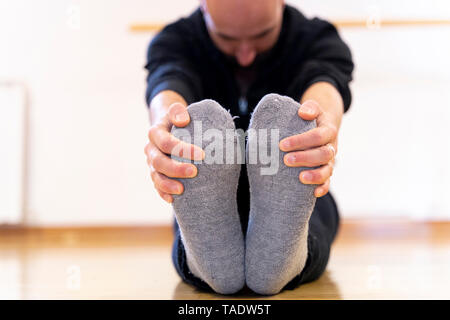 Ballet Dancer Stretching im Ballett studio Stockfoto