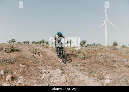 Spanien, Lanzarote, Mountainbiker auf einer Reise in Wüstenhaft Landschaft Stockfoto