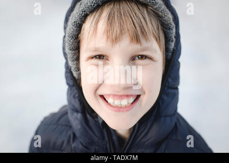 Portrait von Happy Boy im Winter tragen Stockfoto