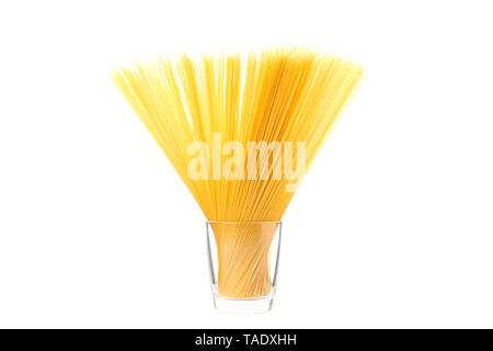 Pasta in Glas auf weißem Hintergrund. Ungekocht Vollkornnudeln Stockfoto