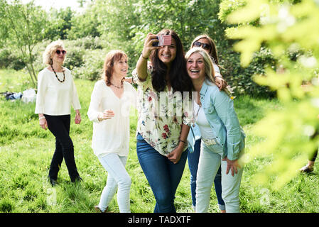 Gruppe von Frauen, die gerne eine selfie in Park Stockfoto