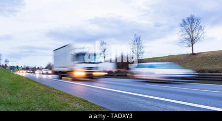 Deutschland, Badenwurttemberg, Lkw überholen Auto auf Bundesstraße Stockfoto