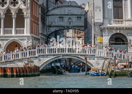 Italien: Venedig. Masse der Touristen auf dem Stroh Brücke (Ponte della Paglia) über den Rio de La Canonica, die Verknüpfung der sestieres des Castello und San Ma Stockfoto