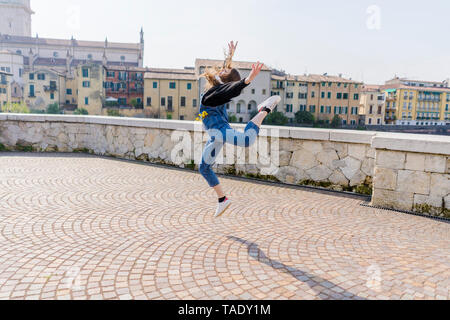 Junge Frau springen in Verona Stockfoto