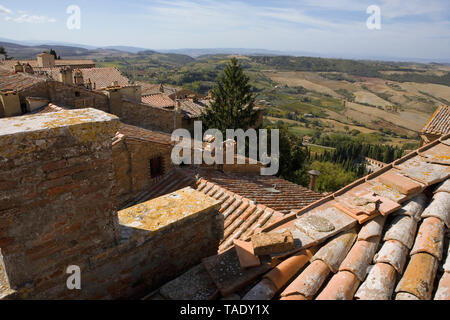 Auf lange Sicht über die Dächer von Montepulciano, Toskana, Italien im Val d'Orcia: vom Turm des Palazzo Comunale. Stockfoto